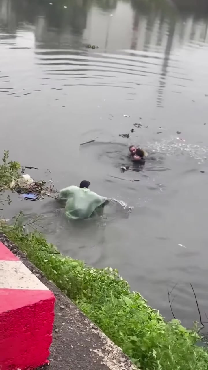 Thật đáng quý! Trong khoảnh khắc nguy hiểm, sự dũng cảm và lòng tốt đã cứu sống một mạng người!