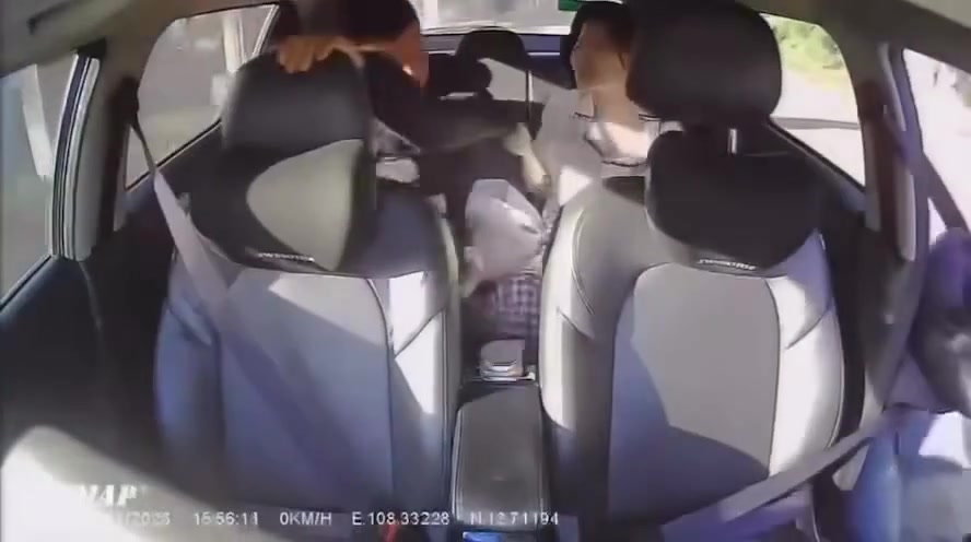 KHÔNG CẦN BIẾT NGUYÊN NHÂN LÀ GÌ CHƯA KỂ TRÊN XE CÒN CÓ CON NHỎ MÀ HÀNH ĐỘNG QUÁ NGUY HIỂM