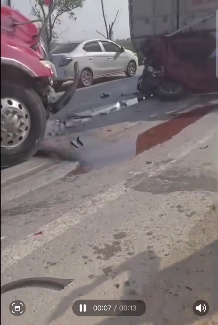 Xe Fadi bị kẹp bẹp dúm sáng nay ở Kỳ Anh, Hà Tĩnh