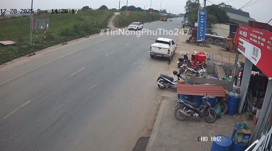 Hưng Hoá (Huyện Tam Nông cũ) VA CHẠM NGHIÊM TRỌNG: MÁY XÚC VẤP VỈA MẤT LÁI, LAO THẲNG VÀO XE MÁY KHIẾN NGƯỜI ĐIỀU KHIỂN “BAY” LUÔN KHỎI XE. Một nữ sinh bị thương rất nặng