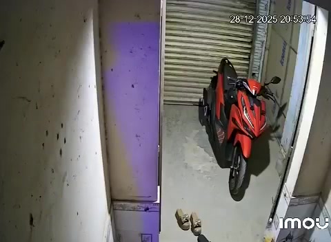 Thanh niên đi giải quyết nỗi buồn thế nào lại cướp luôn tiền của chị em.Khổ thân chị em, Đang ế mốc thì chớ