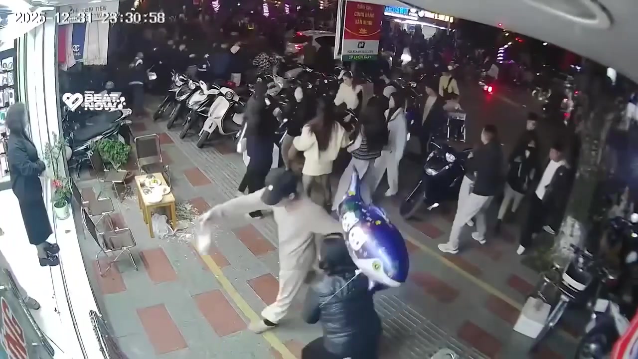 Toàn cảnh xe đ.i.ê.n ở Hải Phòng đêm qua bất ngờ lao vào đoàn người đi xem bắn pháo hoa.