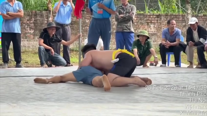 SÓC SƠN – HÀ NỘI ĐANG THI ĐẤU VẬT THÌ 1 NGƯỜI NẰM IM