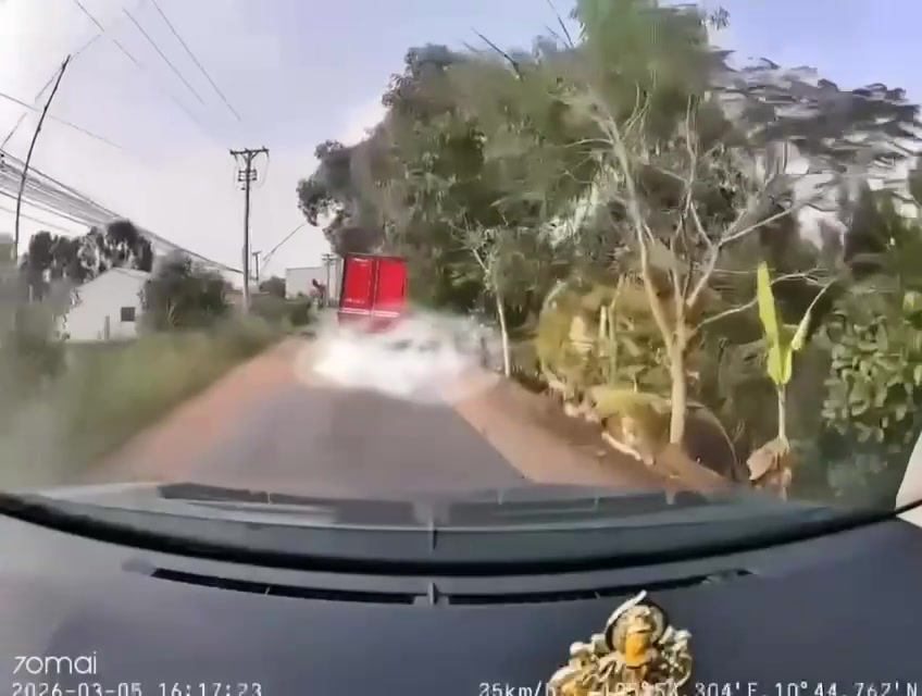 Xe máy vượt làm khổ cho xe tải….xong luôn rồi