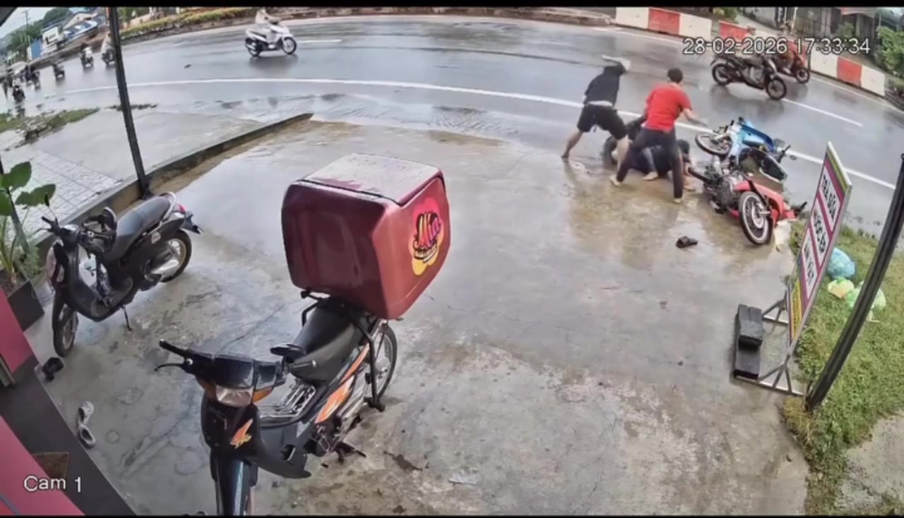 quá manh động , chặn xe đánh người