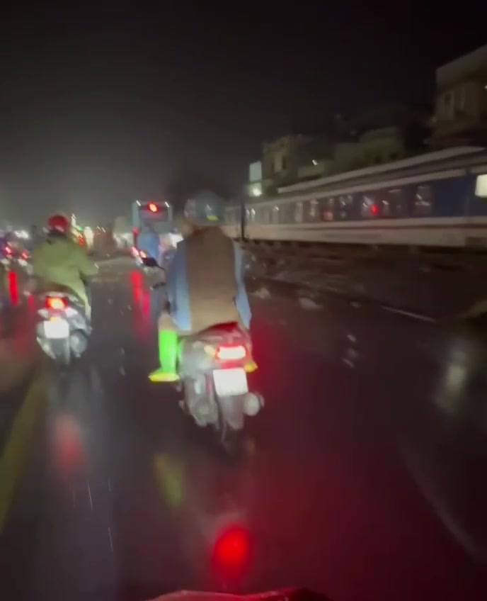 Vụ tàu hỏa va chạm với xe tải ở Thanh Trì – Hà Nội Đã có 2 người tử vong, 1 người bị thương nặng…