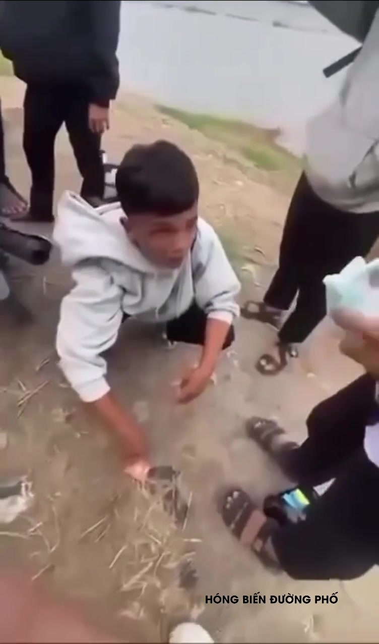 BLHĐ tại 1 trường THPT ở Hòn Đất, 1 em học sinh bị ép ăn BVS