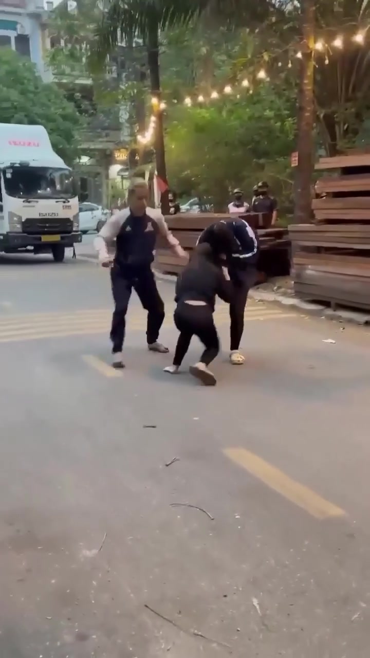 BẮC NINH NÓNG ‼️Chiều tối nay 03/12/2025 tại Hoà Đình, Võ Cường. Nam thanh niên bảo vệ bạn gái dùng vật “săc nhon” rồi… vào gần bụng 1 bạn nữ