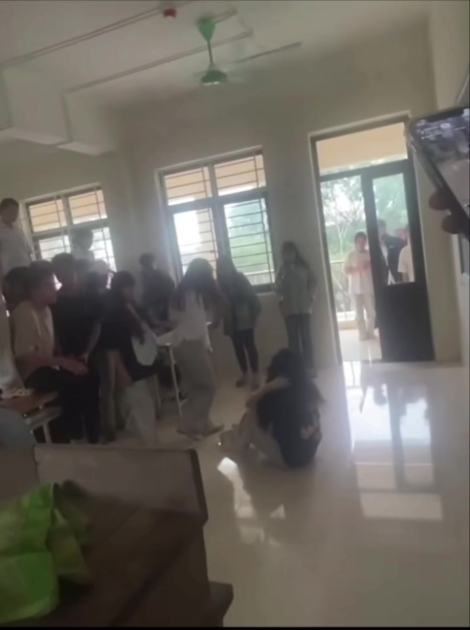 Các chị Đại Ca Đại Cốc Trường Trung cấp Thương mại Du lịch Thanh Hóa 👊👊👊 hội đồng bạn cùng lớp. Rất nhiều vụ rồi mà các em vẫn chưa rút ra kinh nghiệm.