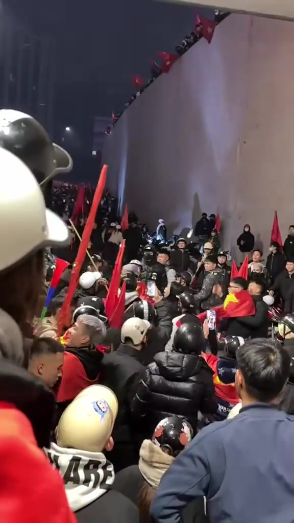 NHÓM THANH NIÊN LỢI DỤNG “ĐI BÃO” ĐỂ GIỞ TRÒ ĐỒI BẠI