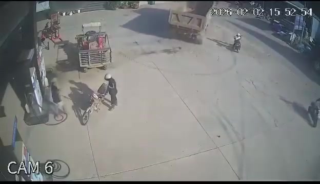 Khổ thân con, cha mẹ xem lại chịu sao nổi