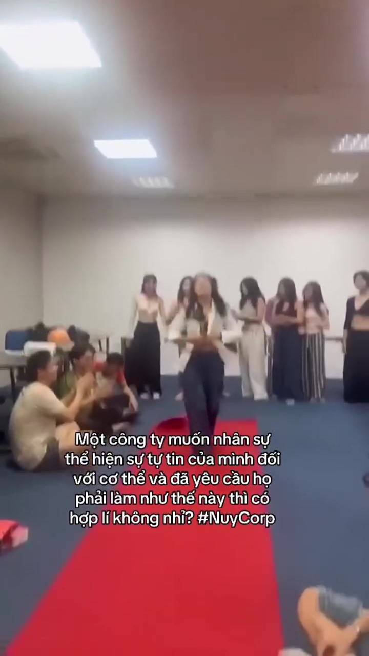 Một Công ty ở Hà Nội gây sốc để nhân viên mặc nội y, diễn phản cảm ở văn phòng