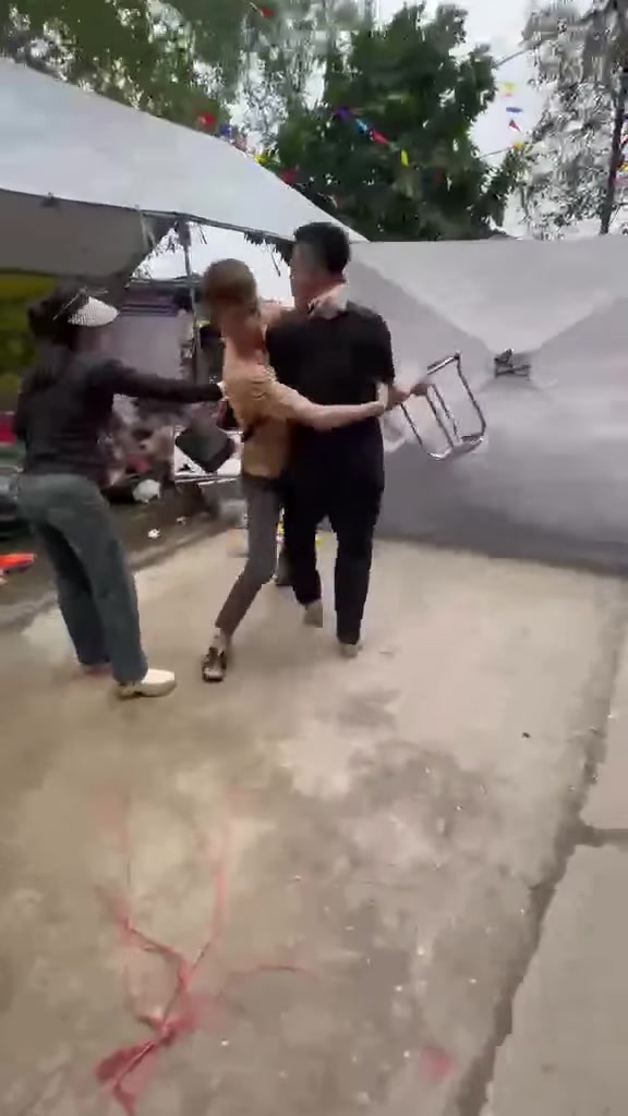 ❌Vụ nhóm người xông vào lễ hội chùa ở xã Phúc Lộc (Hà Nội) hanhhung: 4 người nhập viện cấp cứu, công an chính thức vào cuộc