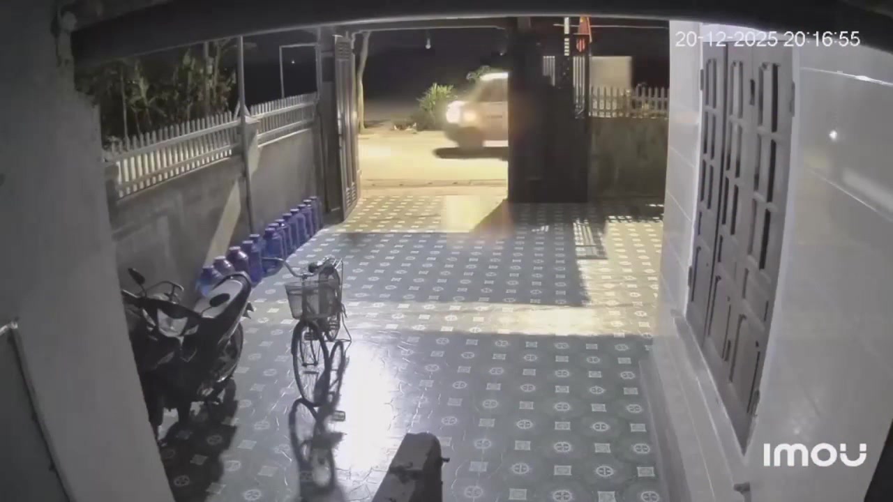 Vắt cả lên hàng rào thế này thì lành ít dữ nhiều