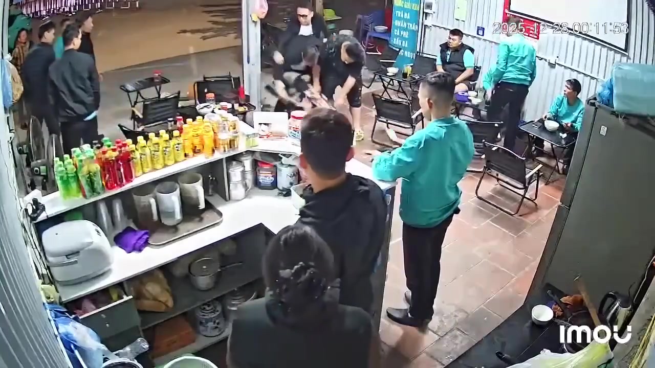 Trạm sạc VF bến xe Giáp Bát đêm qua 1 thanh niên bị đâm dã man