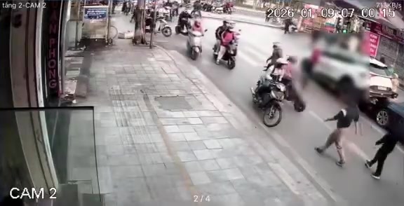 Phủ Lý, Ninh Bình Đang chờ tàu đi ngang, xe ô tô bất ngờ lùi mạnh cuốn cả xe máy và người xuống gầm