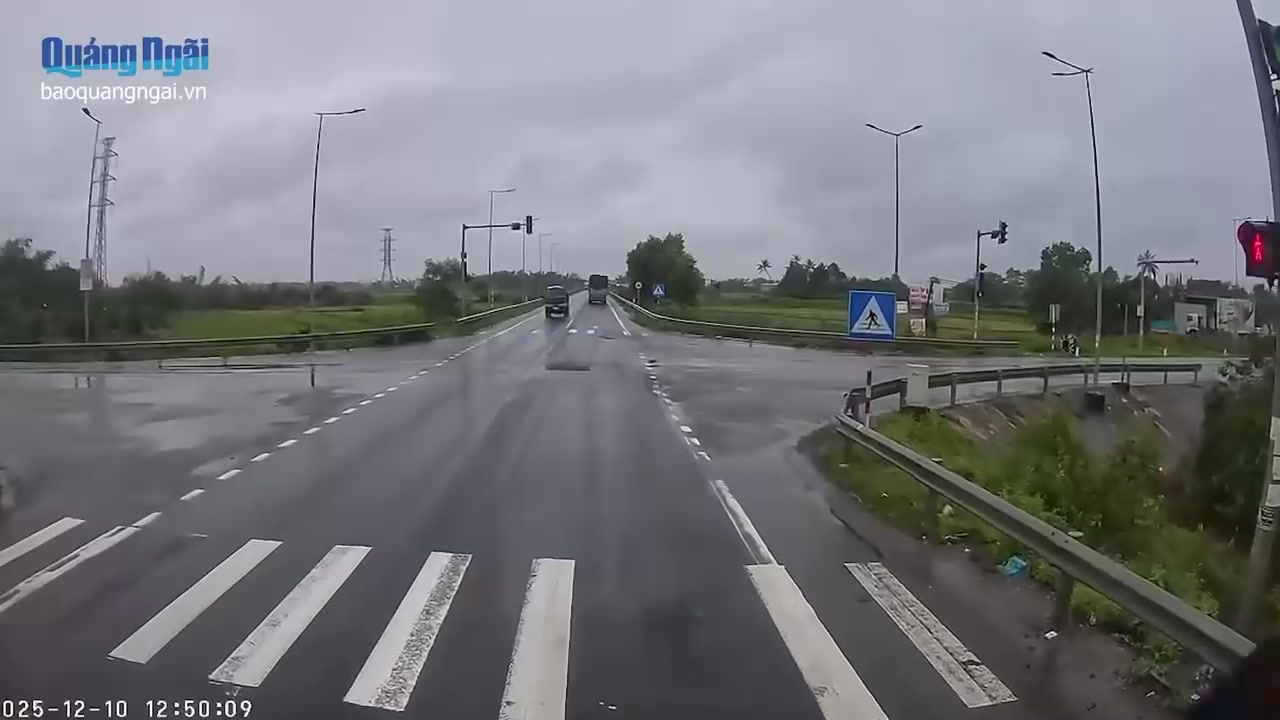 quảng ngãi vượt đèn đỏ một thanh niên tử vong tại chổ