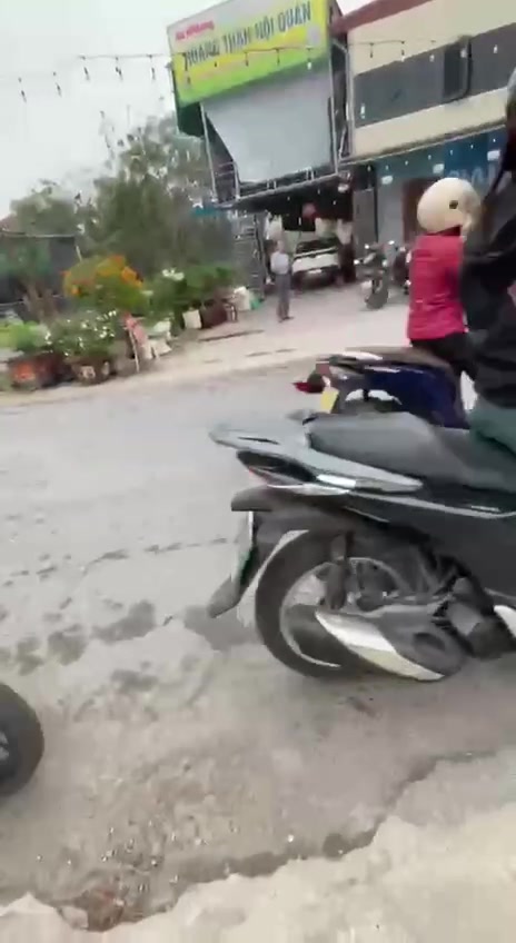 Cẩm Giàng Hải Dương : Đang đi đường tự dưng ngã ngay vào bánh xe tải.Xin chia buồn cùng gia đình 