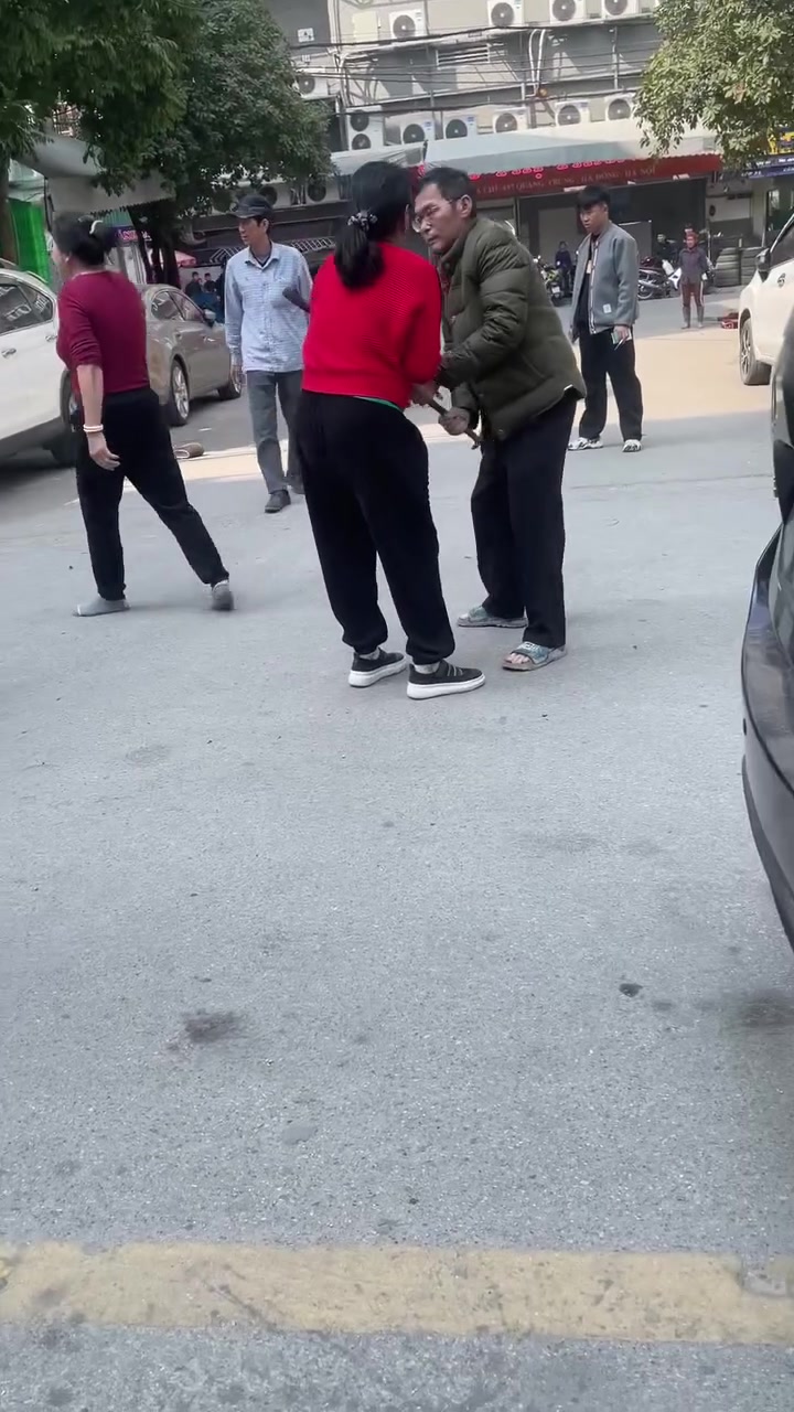 Tết đến nơi rồi Văn Phú Hà Đông không biết var chạm kiểu gì căng đét ông chú cầm cả dao