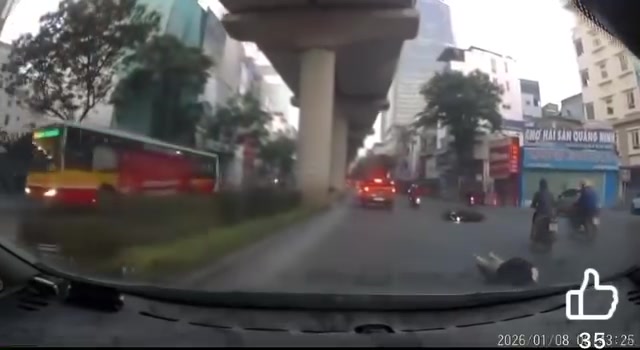 Vụ tai nạn ở đường Cầu Giấy khiến 1 nam thanh niên đội mũ 25k, đi xe vison biển 37 tử vong tại chỗ khi tự ngã và khiến chiếc xe bán tải oan gia. Biển 913 nằm ngay trụ 319…
